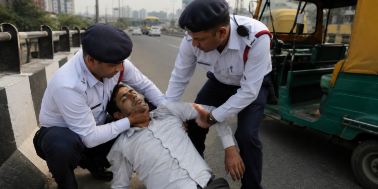 फ्लाईओवर से कूदकर जान देने चला था टीचर, ट्रैफिक पुलिस ने ई-रिक्शा में अस्पताल पहुंचाकर बचाई जिंदगी
