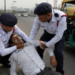 फ्लाईओवर से कूदकर जान देने चला था टीचर, ट्रैफिक पुलिस ने ई-रिक्शा में अस्पताल पहुंचाकर बचाई जिंदगी