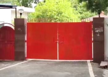 सियासत के साथ बदला ‘रंग’: पटना के 10 सर्कुलर रोड बंगले का गेट हुआ हरा से ‘गेरुआ’, BJP मंत्री सावन में करेंगे गृह प्रवेश
