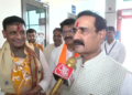 दतिया उपचुनाव: आशुतोष तिवारी ने दाखिल किया नामांकन, नरोत्तम मिश्रा ने थामा हाथ, बोले- कंधे से कंधा मिलाकर चलेंगे