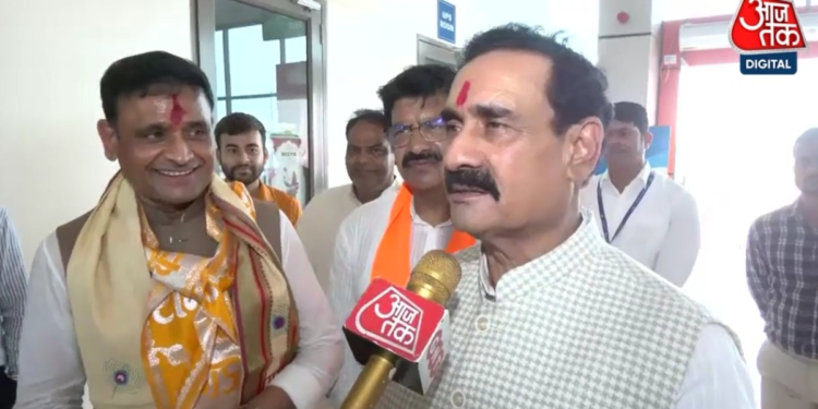 दतिया उपचुनाव: आशुतोष तिवारी ने दाखिल किया नामांकन, नरोत्तम मिश्रा ने थामा हाथ, बोले- कंधे से कंधा मिलाकर चलेंगे