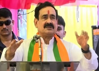 दतिया में मंच पर छलके नरोत्तम मिश्रा के आंसू! भरी सभा में रो पड़े, बोले- एक-एक गांव जाऊंगा, भाई आशुतोष को जिताऊंगा