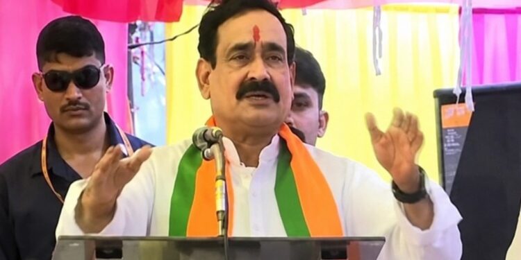 दतिया में मंच पर छलके नरोत्तम मिश्रा के आंसू! भरी सभा में रो पड़े, बोले- एक-एक गांव जाऊंगा, भाई आशुतोष को जिताऊंगा