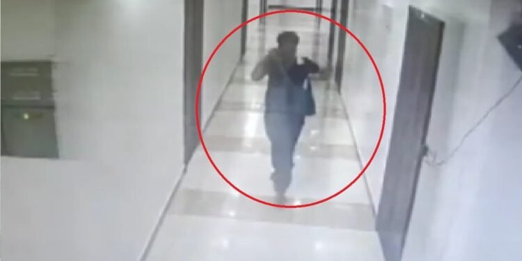 बेगूसराय के होटल में ठहरा कारोबारी, कमरे से 3 लाख रुपये और मोबाइल चोरी, CCTV में कैद हुई पूरी वारदात