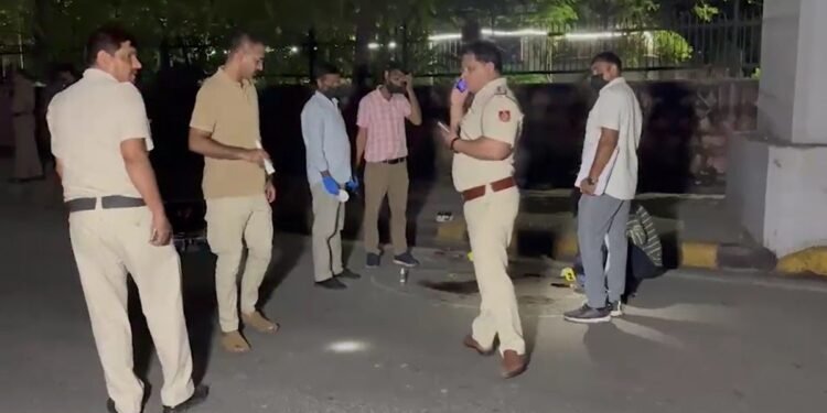 दिल्ली: कॉन्स्टेबल ने गोली मारकर की पत्नी की हत्या, बीच सड़क छोड़कर भागा डेडबॉडी
