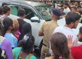 बलात्कारी को फांसी दो ! मुंबई में 8 साल की मासूम से रेप, थाने के बाहर लोगों का प्रदर्शन