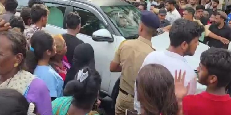 बलात्कारी को फांसी दो ! मुंबई में 8 साल की मासूम से रेप, थाने के बाहर लोगों का प्रदर्शन