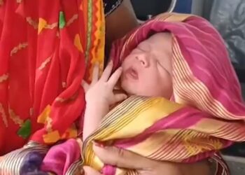 Bihar: बेटी का ‘शाही’ स्वागत, 5 भाइयों के परिवार में पहली बार गूंजी किलकारी, तो DJ की धुन पर थिरकते हुए हुआ लाडो का गृह प्रवेश, Video