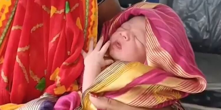 Bihar: बेटी का ‘शाही’ स्वागत, 5 भाइयों के परिवार में पहली बार गूंजी किलकारी, तो DJ की धुन पर थिरकते हुए हुआ लाडो का गृह प्रवेश, Video