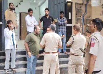 Delhi Crime: बुराड़ी में खौफनाक वारदात, युवती को गोली मारने के बाद युवक ने खुद को उड़ाया, आशंका