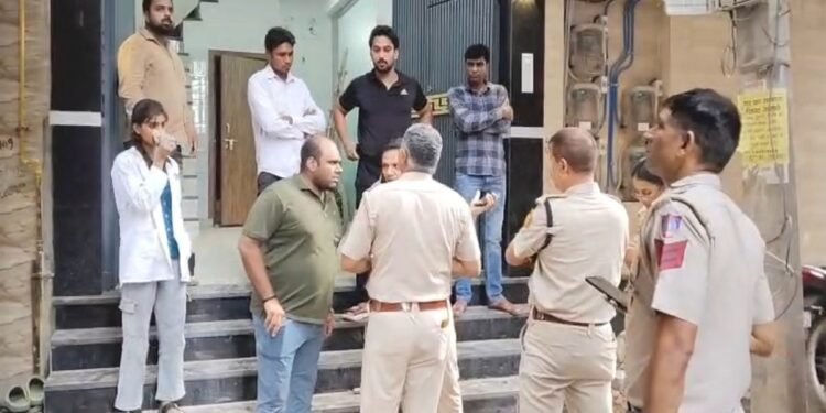 Delhi Crime: बुराड़ी में खौफनाक वारदात, युवती को गोली मारने के बाद युवक ने खुद को उड़ाया, आशंका