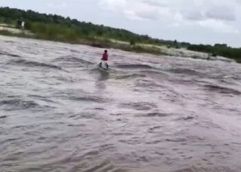 उफनती नदी, कंधे पर बेटा…पढ़ाई के लिए मौत से लड़ गया पिता, वायरल VIDEO 