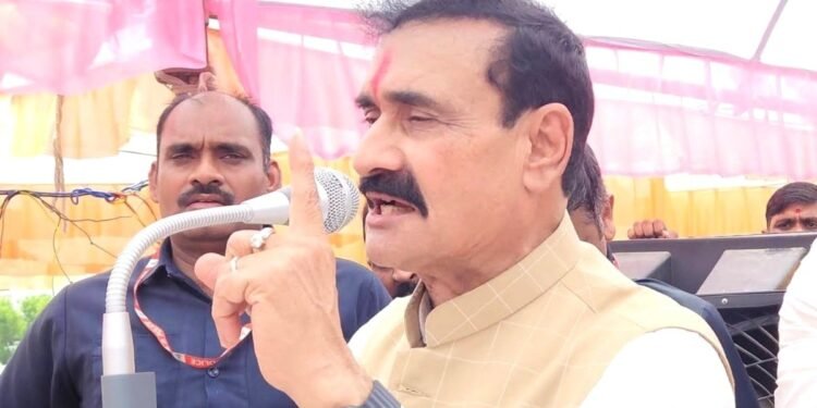 ‘एसपी साहब! मैं दोस्ती और दुश्मनी दोनों याद रखता हूं…’, नरोत्तम मिश्रा की मंच से खुली चेतावनी, दतिया पुलिस के एक्शन पर भड़के