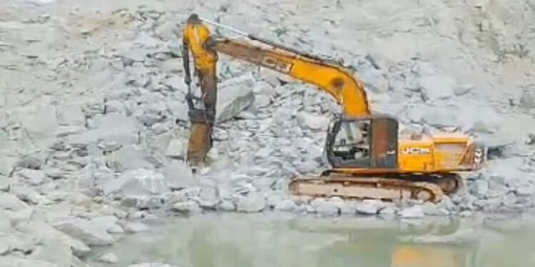 MP हाईकोर्ट की बड़ी सख्ती… डबरा की 16 खदानों का खनन रोका, सीसीटीवी जब्त करने के आदेश; SDM पर अवमानना