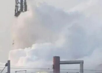 नाला खोद रही मशीन से टूटी गैस पाइपलाइन… स्कूल तक पहुंचा गुबार, 5 बच्चे बेहोश हो गए