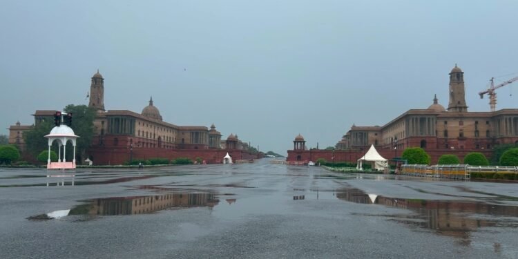 Delhi Weather: आसमान में बादल और मौसम सुहावना, दिल्ली-NCR में कई जगह बूंदाबांदी