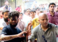 जंतर-मंतर पर अभिजीत दिपके पर महिला ने फेंकी स्याही, देखें VIDEO