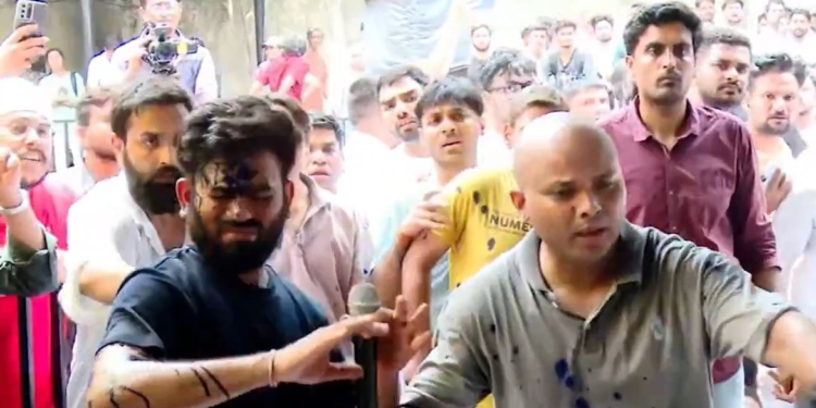 जंतर-मंतर पर अभिजीत दिपके पर महिला ने फेंकी स्याही, देखें VIDEO