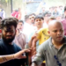 जंतर-मंतर पर अभिजीत दिपके पर महिला ने फेंकी स्याही, देखें VIDEO