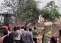 भोपाल में बवाल: अतिक्रमण हटाने पहुंची निगम टीम पर हमला, जेसीबी का तोड़ा शीशा