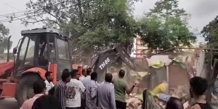भोपाल में बवाल: अतिक्रमण हटाने पहुंची निगम टीम पर हमला, जेसीबी का तोड़ा शीशा