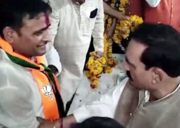 दतिया में नरोत्तम मिश्रा का वीडियो वायरल, BJP कार्यकर्ताओं ने स्वागत करना चाहा तो बोले- माला वाला पीछे आ रहा है!