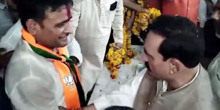 दतिया में नरोत्तम मिश्रा का वीडियो वायरल, BJP कार्यकर्ताओं ने स्वागत करना चाहा तो बोले- माला वाला पीछे आ रहा है!