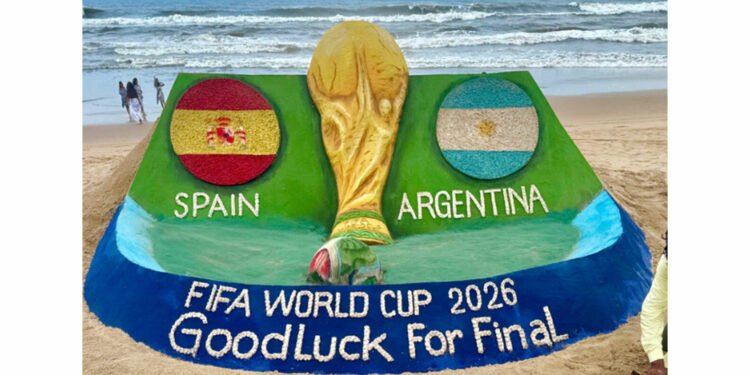 पुरी बीच पर सुदर्शन पटनायक ने बनाई FIFA World Cup Final अद्भुत सैंड आर्ट, अर्जेंटीना और स्पेन को दी शुभकामनाएं