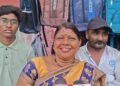 फुटपाथ पर बैग बेचते हैं पिता, सामने के स्कूल में पढ़कर बेटे ने पास किया NEET… संघर्ष की ये कहानी दिल छू लेगी