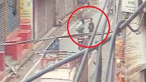 पटना में बेखौफ चेन स्नैचर, सड़क पर टहल रही महिला के गले से सोने की चेन झपटकर फरार, VIDEO