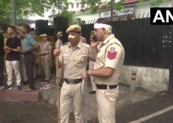 दिल्ली: NEET पेपर लीक पर संसद मार्च में बवाल, पत्थरबाजी में दिल्ली पुलिस का सब-इंस्पेक्टर घायल