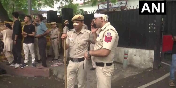 दिल्ली: NEET पेपर लीक पर संसद मार्च में बवाल, पत्थरबाजी में दिल्ली पुलिस का सब-इंस्पेक्टर घायल
