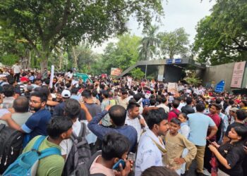 संसद मार्च: दिल्ली के कनॉट प्लेस पहुंचे CJP प्रदर्शनकारी, आउटर सर्किल पर बसें रोकीं; भारी जाम