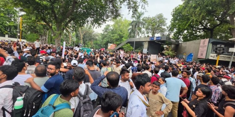 संसद मार्च: दिल्ली के कनॉट प्लेस पहुंचे CJP प्रदर्शनकारी, आउटर सर्किल पर बसें रोकीं; भारी जाम