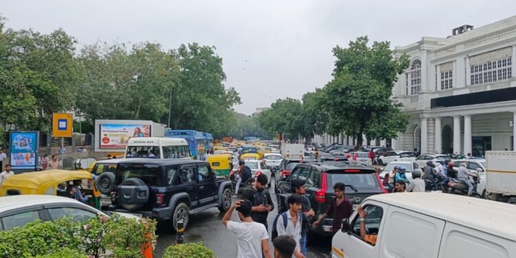 सावधान! दिल्ली के इन इलाकों में लगा भीषण जाम, घर से निकलने से पहले देख लें यह रूट