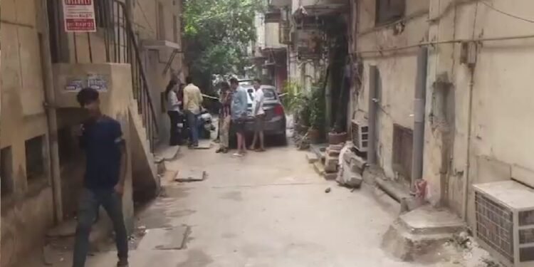 पलंग पर लड़की की लाश, पंखे से झूलता लड़का…दिल्ली के कैलाश में घर में मिलीं डेडबॉडीज