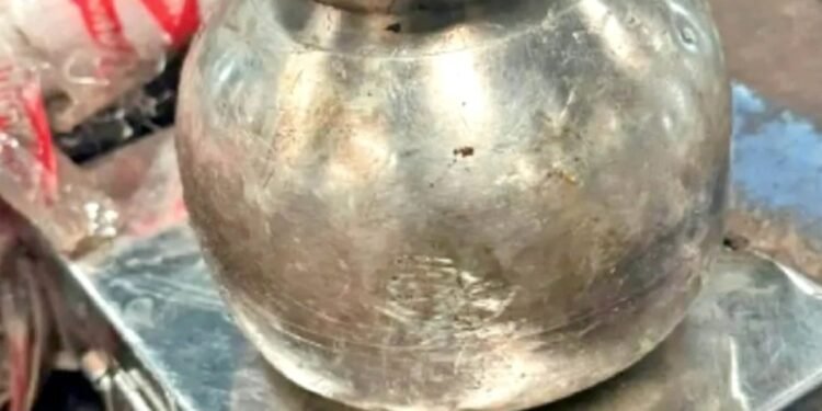 कचरे में चला गया 2 किलो चांदी का लोटा, सफाई मित्रों ने सैकड़ों टन मलबे से 24 घंटे में खोज निकाला
