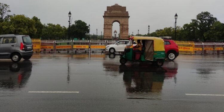 Delhi Weather: ब्रेक के बाद दिल्ली में फिर बारिश की दस्तक, सुबह-सुबह बदला मौसम का मिजाज