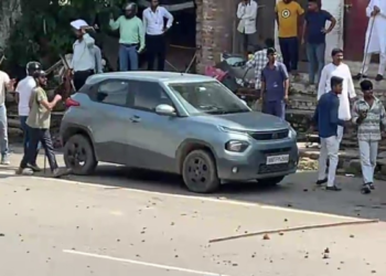 पटना में कांग्रेस दफ्तर घेरने पहुंचे बीजेपी कार्यकर्ता, जमकर चलीं लाठियां, फेंके गए पत्थर