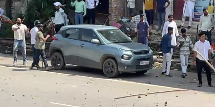 पटना में कांग्रेस दफ्तर घेरने पहुंचे बीजेपी कार्यकर्ता, जमकर चलीं लाठियां, फेंके गए पत्थर