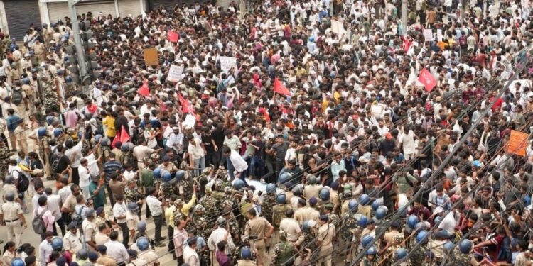 पटना में पेपर लीक के खिलाफ छात्रों का प्रदर्शन, पुलिस ने किया लाठीचार्ज