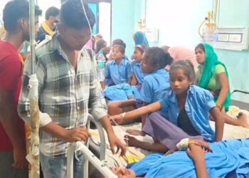 Bihar: मिड-डे मील खाने के बाद 100 से ज्यादा छात्र बीमार, भोजन में बिच्छू मिलने का आरोप