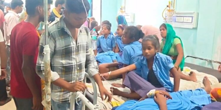Bihar: मिड-डे मील खाने के बाद 100 से ज्यादा छात्र बीमार, भोजन में बिच्छू मिलने का आरोप