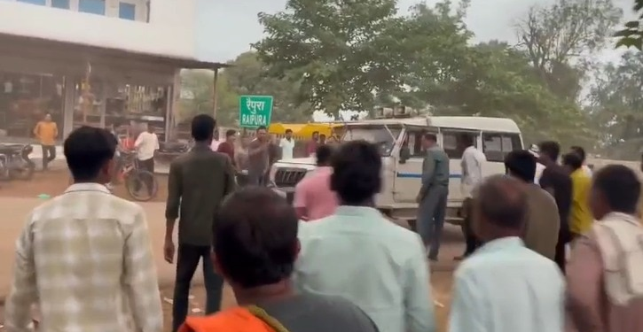 थाने से पुलिस की कार चुराकर शराबी ने मचाया कोहराम, बाजार में कई वाहनों को मारी टक्कर, VIDEO