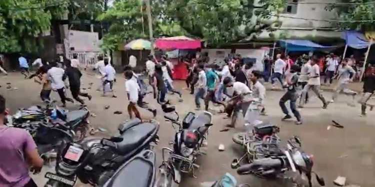 पुलिसवालों पर फेंके गए ईंट-पत्थर, MLA की गाड़ी पर हमला… छात्रों के प्रोटेस्ट पर उबल रहा बिहार