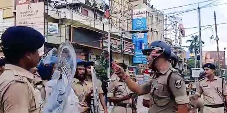 ‘पीछे हटे तो नौकरी करने लायक नहीं छोड़ूंगा…’ Patna SP का Video वायरल, फिर खुद दौड़ पड़े