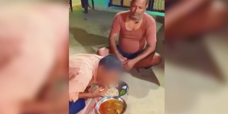 ‘ये भूखे हैं इसलिए रोटी-चिकन खिला रहा हूं…’, नेत्रहीन को खिला दिया मांस, लोगों में भारी आक्रोश
