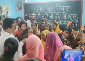बिहार: MDM की थाली में दिखा सांप का बच्चा, स्कूल में मचा हड़कंप, छात्राओं को अस्पताल ले जाना पड़ा