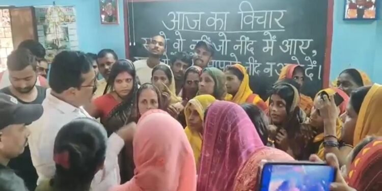बिहार: MDM की थाली में दिखा सांप का बच्चा, स्कूल में मचा हड़कंप, छात्राओं को अस्पताल ले जाना पड़ा