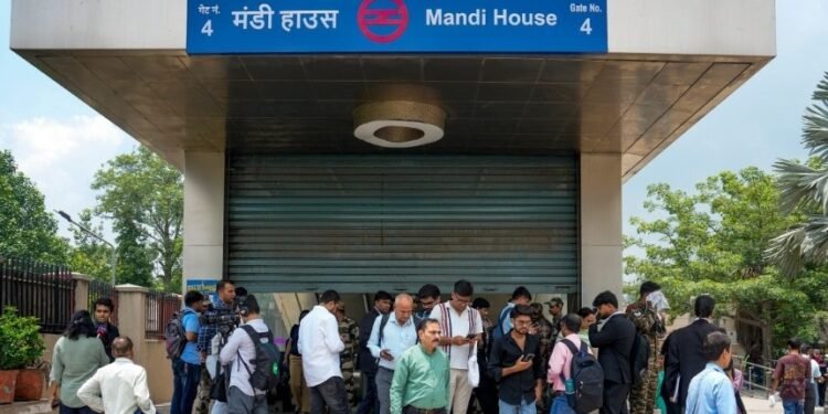 17 मेट्रो स्टेशन बंद, सड़कों पर लंबा ट्रैफिक… जंतर-मंतर पर प्रोटेस्ट से ‘दिल्ली जाम’